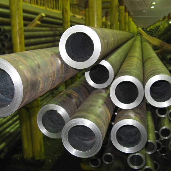 Труба бесшовная горячедеформированная 121х25 мм